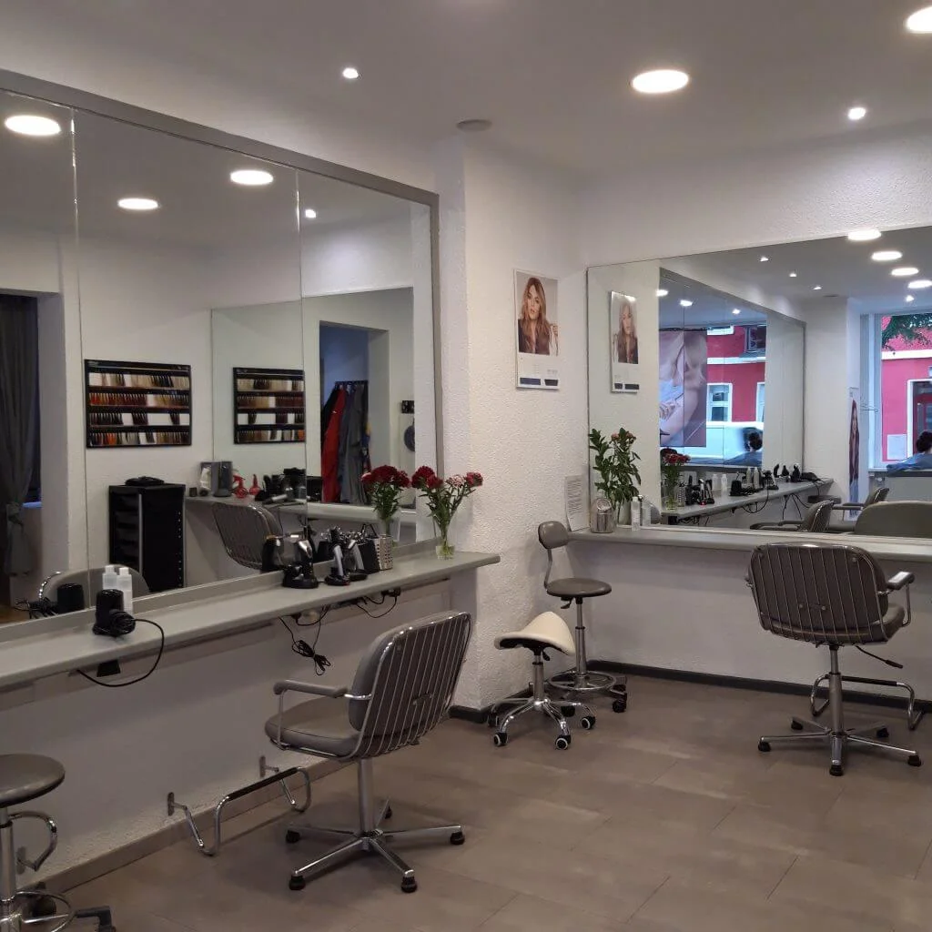 Bedienplätze und Spiegel im Salon Coiffeurteam Goerlich in Berlin-Rummelsburg